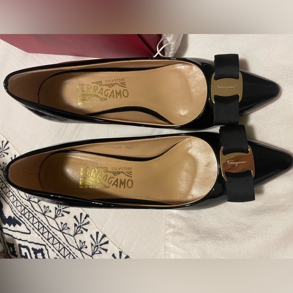 Pristine Salvatore Ferragamo Vera Bow heels - Picture 2 of 10